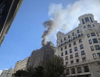 Incendio en la Gran Vía de Madrid: un fuego en el edificio Matesanz paraliza el corazón de la capital