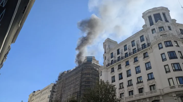 Incendio en la Gran Vía de Madrid: un fuego en el edificio Matesanz paraliza el corazón de la capital