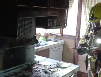 Incendio en cocina de Huesca controlado con un extintor tipo F. Rápida intervención evitó daños y demuestra la eficacia preventiva.