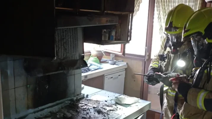 Incendio en cocina de Huesca controlado con un extintor tipo F. Rápida intervención evitó daños y demuestra la eficacia preventiva.