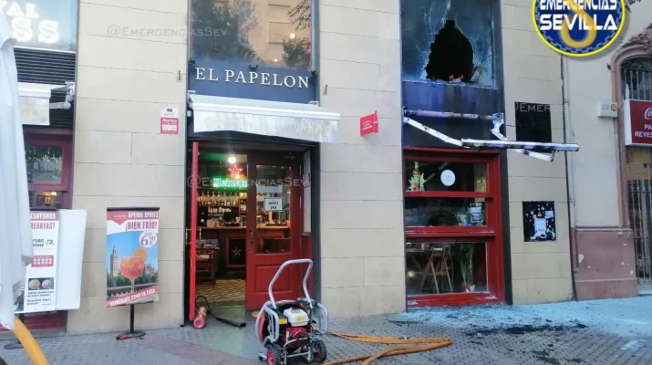 Arde un bar en Sevilla: La avenida Reyes Católicos, escenario de un incendio a primera hora del martes