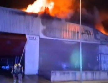 que arrasó tres naves industriales.