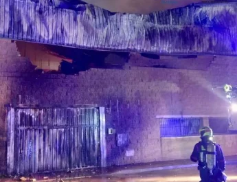 Incendio en Casabermeja arrasa dos naves industriales de cosmética. Un fuego de gran intensidad obliga a un amplio despliegue de emergencias.