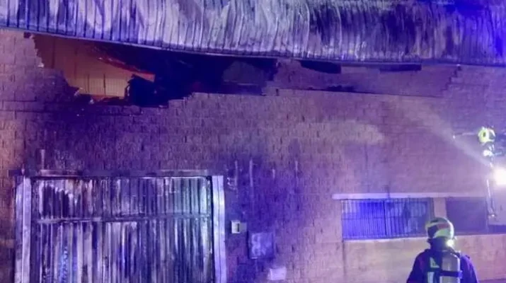 Incendio en Casabermeja arrasa dos naves industriales de cosmética. Un fuego de gran intensidad obliga a un amplio despliegue de emergencias.