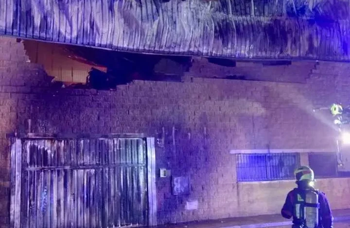 Incendio en Casabermeja arrasa dos naves industriales de cosmética. Un fuego de gran intensidad obliga a un amplio despliegue de emergencias.