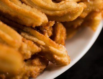 Sistemas de extinción automática para churrerías. Protección profesional frente a incendios en cocinas de alto rendimiento.