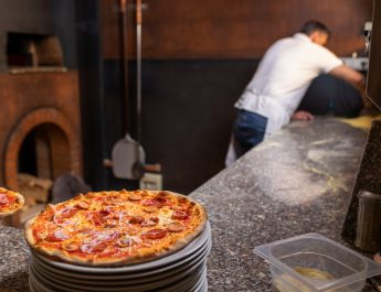 Qué mesa de acero inoxidable me recomiendas para una pizzería pequeña: La importancia de elegir el mobiliario adecuado para tu pizzería