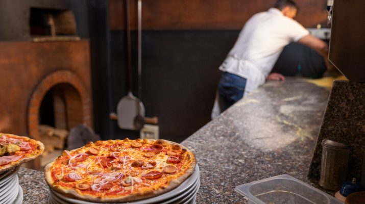 Qué mesa de acero inoxidable me recomiendas para una pizzería pequeña: La importancia de elegir el mobiliario adecuado para tu pizzería