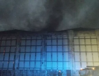 Vuelve a arder el interior de la nave principal de Massó en Cangas: La urgencia de reforzar la seguridad y prevenir incendios en instalaciones industriales.