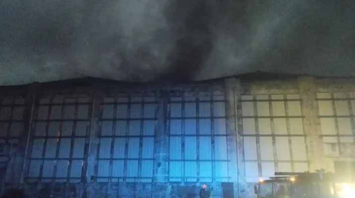 Vuelve a arder el interior de la nave principal de Massó en Cangas: La urgencia de reforzar la seguridad y prevenir incendios en instalaciones industriales.