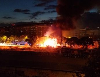 Incendio bajo el puente de Bac de Roda: análisis, contexto urbano y claves para reforzar la seguridad en asentamientos precarios
