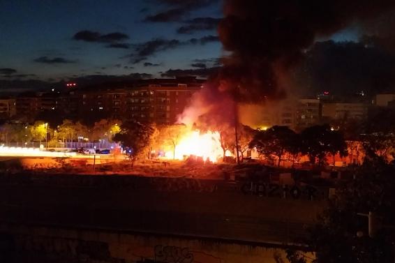 Incendio bajo el puente de Bac de Roda: análisis, contexto urbano y claves para reforzar la seguridad en asentamientos precarios