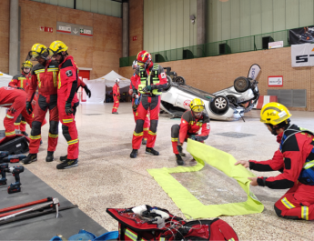 Bomberos de España se especializan en rescate y extinción de incendios en vehículos eléctricos