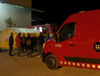 Un hombre fallece en el incendio de un edificio en Lleida: Las autoridades investigan las causas del siniestro mientras los vecinos continúan desalojados.