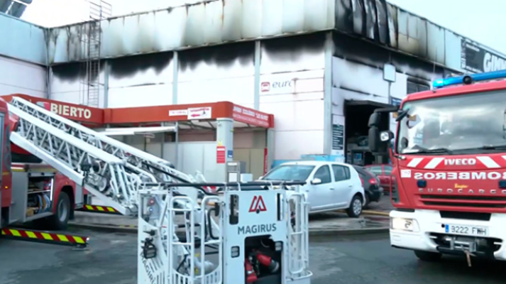 Taller de mecánica en Santiponce sufre un incendio de gran magnitud