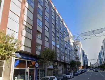 Incendio en una cocina de Vigo genera una gran humareda y moviliza a los servicios de emergencia. Prevención esencial ante incendios domésticos.