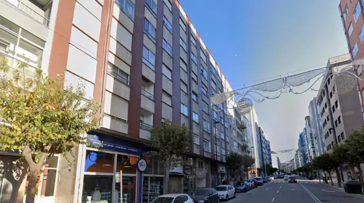 Incendio en una cocina de Vigo genera una gran humareda y moviliza a los servicios de emergencia. Prevención esencial ante incendios domésticos.