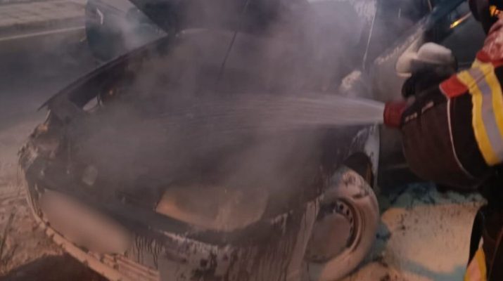 Incendio nocturno en San Bartolomé: un vehículo envuelto en llamas moviliza a los servicios de emergencia. Análisis detallado del suceso