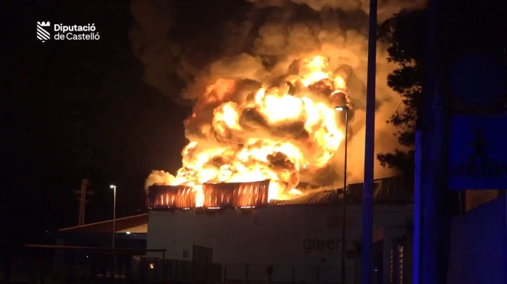 Incendio en una nave industrial de Almassora: la urgencia de reforzar la seguridad en instalaciones productivas.