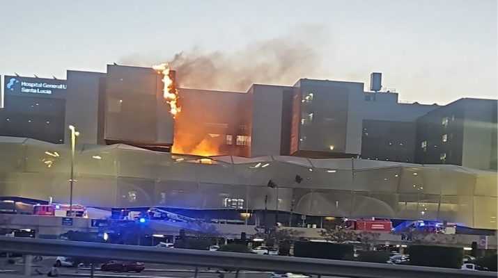 Incendio en el Hospital Santa Lucía de Cartagena obliga a evacuar a pacientes. Un suceso que activa todos los protocolos de emergencia.