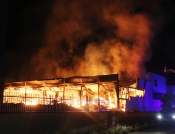 Grave incendio industrial en el polígono Finca Lacy: una nave reducida a cenizas