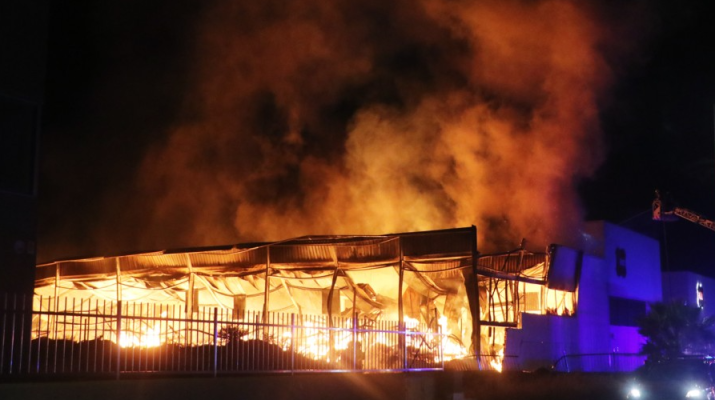 Grave incendio industrial en el polígono Finca Lacy: una nave reducida a cenizas