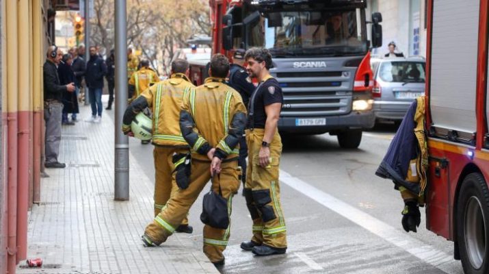 Alerta máxima en Es Fortí: las llamas obligan a intervenir a los bomberos. Contexto del suceso y respuesta de emergencia.