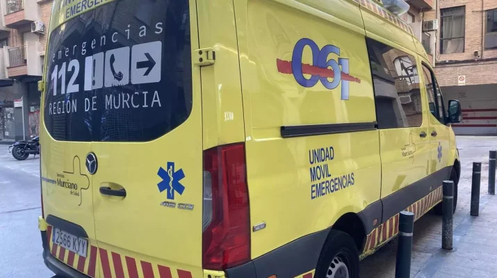 Incendio en un bar de Caravaca: Tres heridos por el humo. Incidente en la cocina y rápida respuesta de los servicios de emergencia.