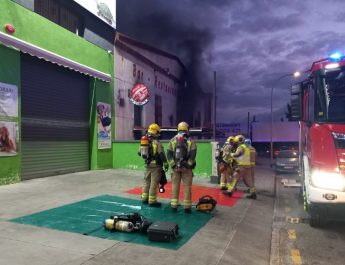 Siete dotaciones intervienen en un fuego declarado en un restaurante del Vendrell. Una intervención que moviliza a los equipos de emergencia.