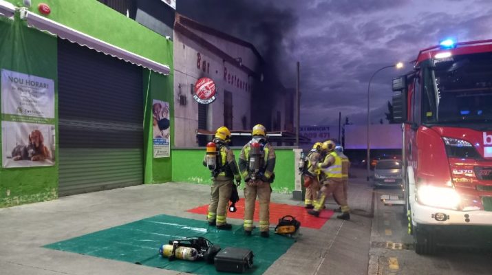 Siete dotaciones intervienen en un fuego declarado en un restaurante del Vendrell. Una intervención que moviliza a los equipos de emergencia.