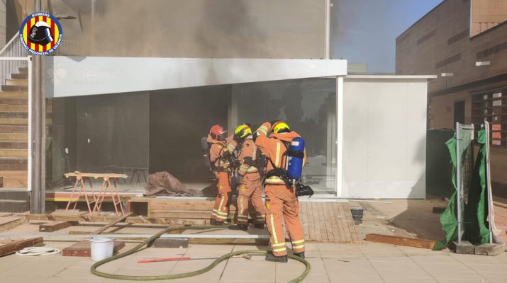 Incendio en local en obras del centro comercial Bonaire provoca alarma: Un incidente que subraya la importancia de la prevención en espacios comerciales.
