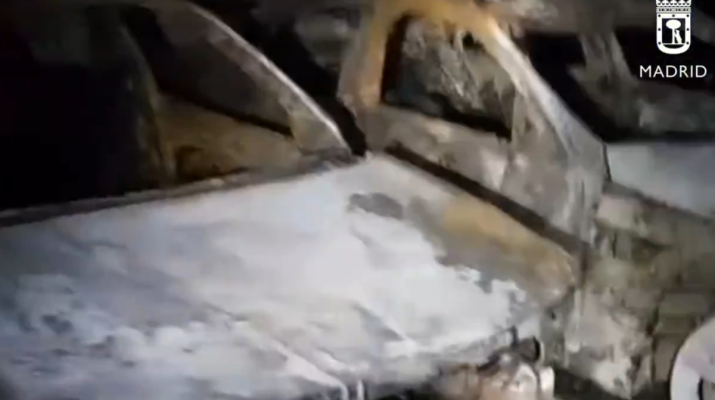 Arde un garaje en La Latina: El fuego arrasa con siete vehículos por completo. Un suceso que puso en alerta a todo el distrito.