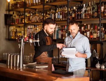 ¿Cuál es la diferencia entre la licencia de bar y cafetería? Contexto de las licencias de hostelería en España.