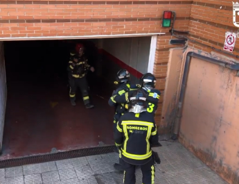 Incendio en un garaje de Villaverde destruye un coche y una moto y provoca daños en las instalaciones