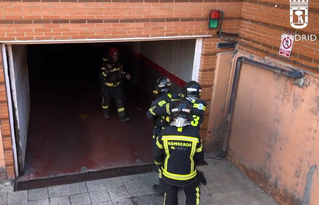 Incendio en un garaje de Villaverde destruye un coche y una moto y provoca daños en las instalaciones