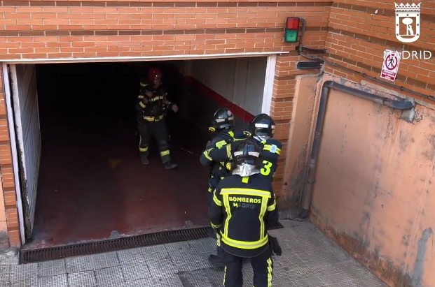 Incendio en un garaje de Villaverde destruye un coche y una moto y provoca daños en las instalaciones