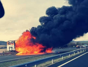 Incendio de un remolque obliga a cerrar la A-1 hasta primeras horas de la tarde
