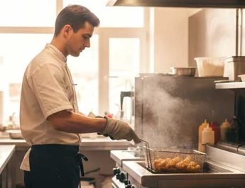 Cómo elegir entre los distintos tipos de freidoras industriales. La importancia estratégica de una buena elección en cocina profesional.