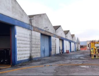 Fuego en La Canonja: nave industrial calcinada y 25 coches quemados