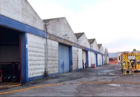 Fuego en La Canonja: nave industrial calcinada y 25 coches quemados