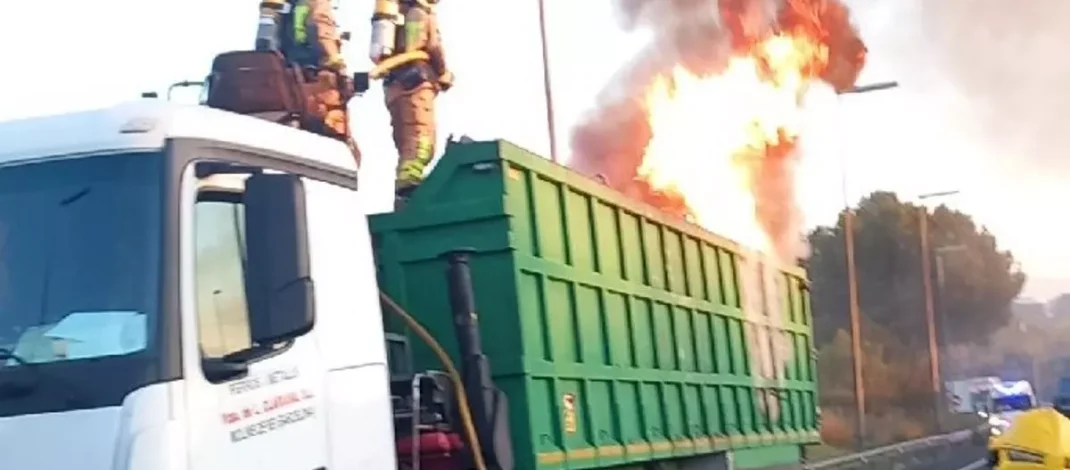 Incendio en un camión provoca el colapso de la B-30 y congestiona las principales vías del Vallès