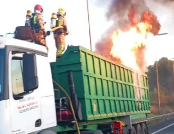 Incendio en un camión provoca el colapso de la B-30 y congestiona las principales vías del Vallès