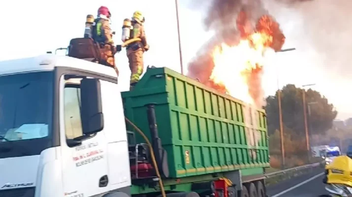 Incendio en un camión provoca el colapso de la B-30 y congestiona las principales vías del Vallès