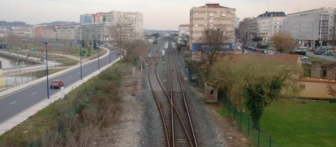 Evacuación de pasajeros tras el incendio en el motor de un tren en Culleredo. Análisis detallado del incidente ferroviario.