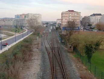Evacuación de pasajeros tras el incendio en el motor de un tren en Culleredo. Análisis detallado del incidente ferroviario.