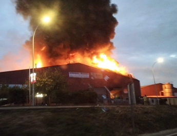 Tres heridos graves tras la explosión que ha incendiado una fábrica en un polígono situado en Caldes de Montbui
