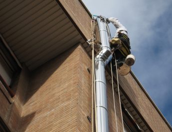 Salida de Humos en Hostelería: La Guía Definitiva del Emprendedor para Cumplir la Normativa Española.