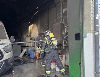 Fuego en Humanes: los bomberos tratan de evitar que el incendio se propague en el polígono