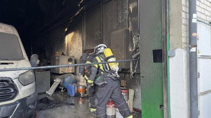 Fuego en Humanes: los bomberos tratan de evitar que el incendio se propague en el polígono