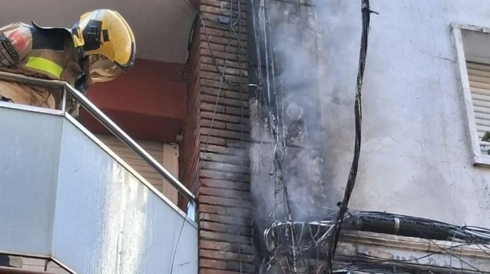 Un incendio en la fachada de un edificio de L’Hospitalet alerta sobre la seguridad eléctrica urbana
